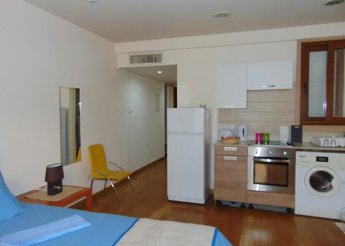 Ithaki Phinikoudes No. 107 ラルナカ